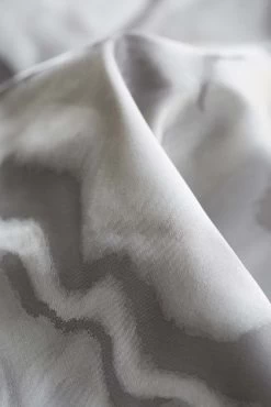 Ösenschal Moiré Blickdicht Wellen Hellgrau 199050 -Fashion Home Wallpaper Store oesenschal Moire blickdicht Wellen hellgrau 1990 5